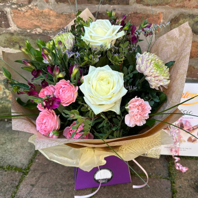 Hello - Say hello in style with this fabulous hand-tied. Why not take the opportunity to be spontaneous and surprise them today with a stunning flower delivery by their local florist. Hello - Say hello in style with this fabulous hand-tied. Why not take the opportunity to be spontaneous and surprise them today with a stunning flower delivery by their local florist.